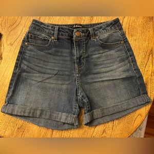 D. Jeans size 6 medium wash denim shorts cuffed 4” inseam mid rise 10” women’s